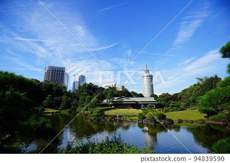 位於現代建築中的海濱幕張日式庭園美濱園（千葉市美濱區） 94839590
