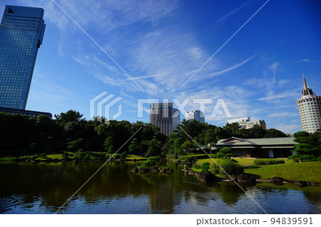 位於現代建築中的海濱幕張日式庭園美濱園(千葉市美濱區) 位於現代建築中的海濱幕張日式庭園美濱園(千葉市美濱區) 94839591