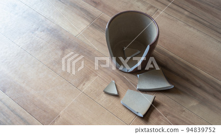 破碎的陶器和泡菜容器 94839752