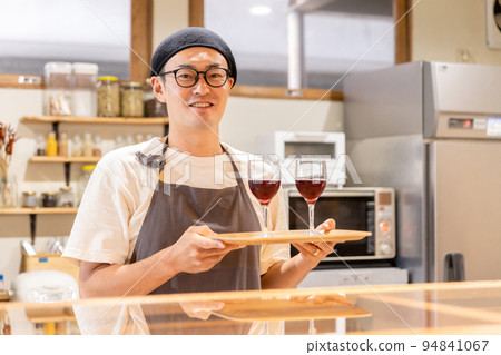 Restaurant/Izakaya staff serving wine 94841067