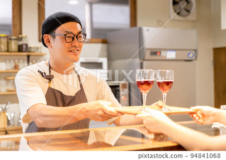 Restaurant/Izakaya staff serving wine 94841068