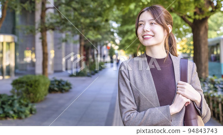 在東京丸之內上班的年輕女商人 94843743