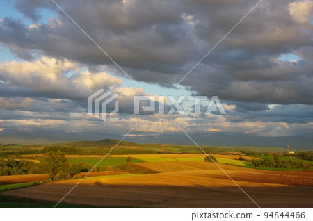 北海道美瑛町 秋天的拼布路 展望旭岳 94844466