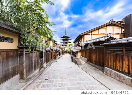 Five-storied pagoda Yasaka Pagoda at Hokanji Temple in Kyoto [Image of sightseeing in Kyoto] 94844721