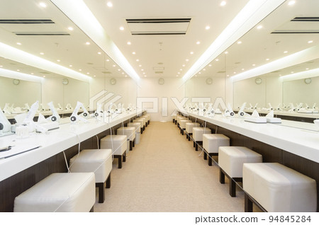 水療和桑拿等熱水浴設施中的大型化妝間 94845284