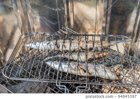 [在中津川河床露營，用餘燼鹽烤秋刀魚] 94845397