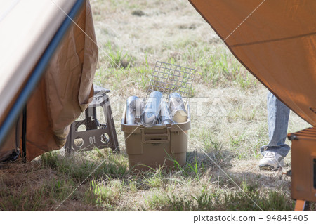 [Auto camping on the Nakatsugawa riverbed, setting up a wood-burning stove] 94845405