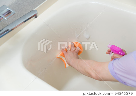 [Middle housewife cleaning the bath with foam faucet] 94845579