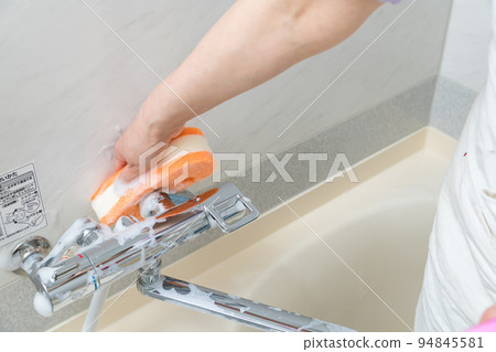 [Middle housewife cleaning the bath with foam faucet] 94845581