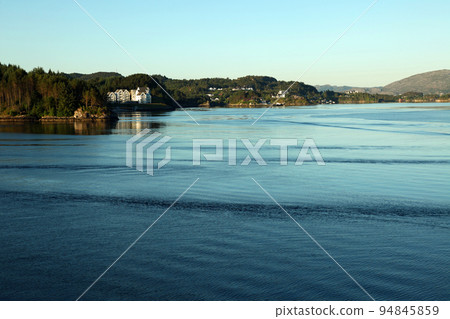 挪威卑爾根附近的狂野海岸線 挪威卑爾根附近的狂野海岸線 94845859