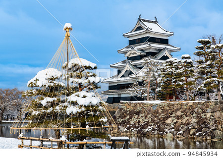 長野縣松本市被雪覆蓋的松本城 長野縣松本市被雪覆蓋的松本城 94845934