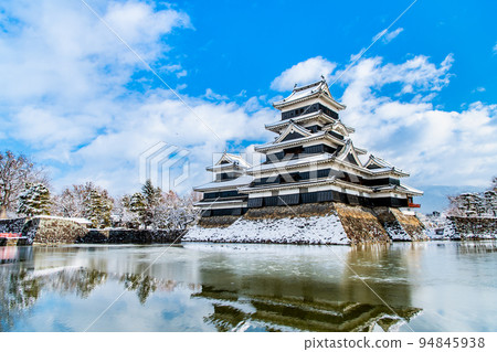 長野縣松本市被雪覆蓋的松本城 長野縣松本市被雪覆蓋的松本城 94845938
