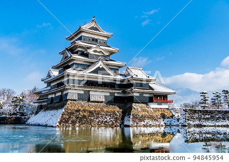 長野縣松本市被雪覆蓋的松本城 長野縣松本市被雪覆蓋的松本城 94845954