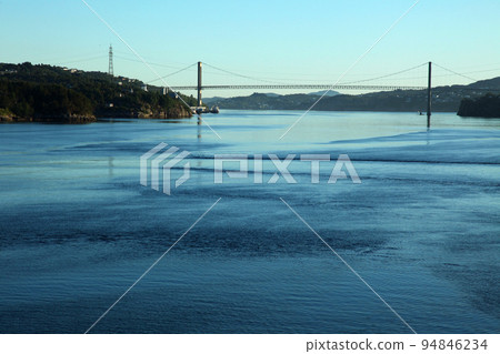 位於卑爾根附近峽谷的吊橋 位於卑爾根附近峽谷的吊橋 94846234