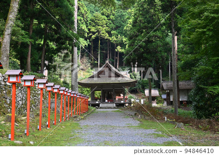 The approach to Hakusangu Shrine at Hiyoshi Taisha Shrine in Shiga Prefecture is beautiful 94846410
