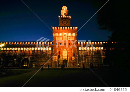 Sforzesco 城堡在米蘭被照亮 Sforzesco 城堡在米蘭被照亮 94846853