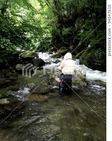 用飛釣在雨中逆流垂釣 94847610