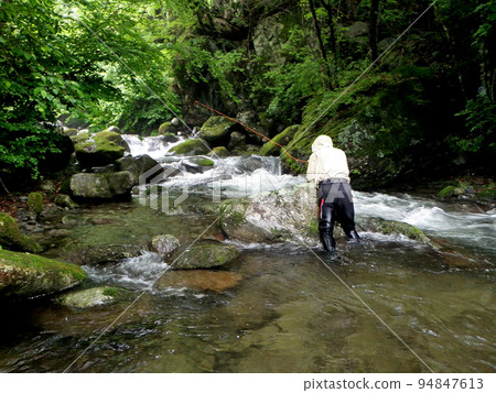 用飛釣在雨中逆流垂釣 用飛釣在雨中逆流垂釣 94847613