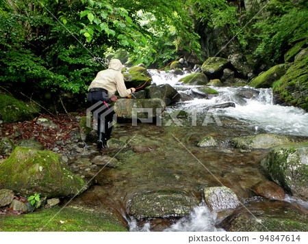 用飛釣在雨中逆流垂釣 94847614