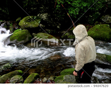 用飛釣在雨中逆流垂釣 用飛釣在雨中逆流垂釣 94847620