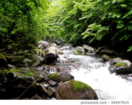 用飛釣在雨中逆流垂釣 用飛釣在雨中逆流垂釣 94847624
