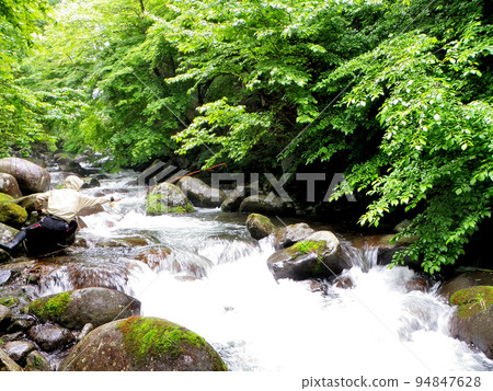 用飛釣在雨中逆流垂釣 94847628