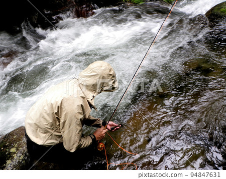 用飛釣在雨中逆流垂釣 94847631