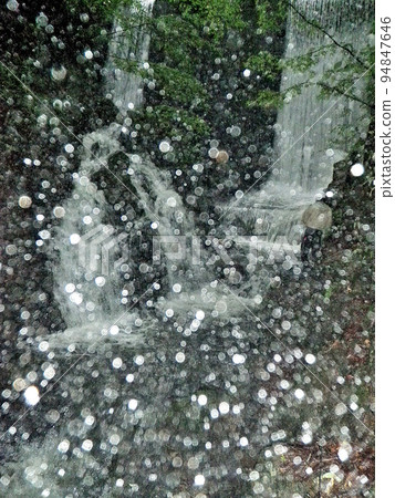 用飛釣在雨中逆流垂釣 用飛釣在雨中逆流垂釣 94847646