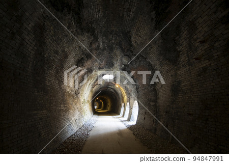 廢棄的鐵路隧道探索 廢棄的鐵路隧道探索 94847991