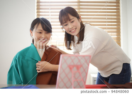 Woman doing personal color diagnosis Woman doing personal color diagnosis 94848060