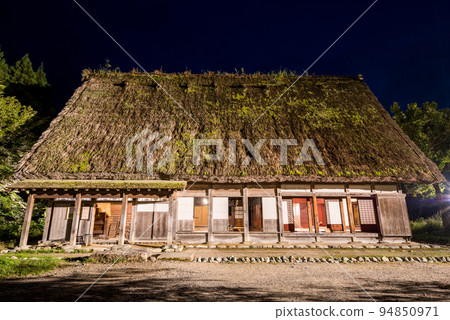 [Shirakawa-go] Minka-en and Yoshimori Nakano House Illuminated in Early Autumn 94850971