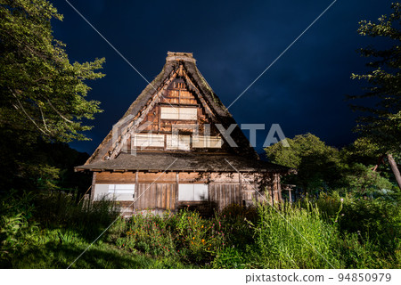 [Shirakawa-go] Minkaen and Chojiro Nakano House Illuminated in Early Autumn 94850979