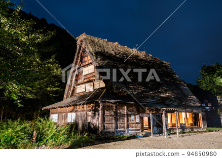 [Shirakawa-go] Minkaen and Chojiro Nakano House Illuminated in Early Autumn 94850980