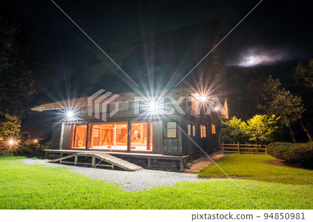 [白川鄉] 初秋燈火通明的私家花園和活動大廳 94850981