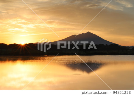 Sunrise over Mt. Tsukuba from Hahakojima Sunrise over Mt. Tsukuba from Hahakojima 94851238