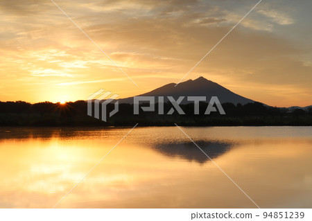 Sunrise over Mt. Tsukuba from Hahakojima Sunrise over Mt. Tsukuba from Hahakojima 94851239