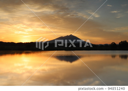 從母子島看筑波山的日出 94851240