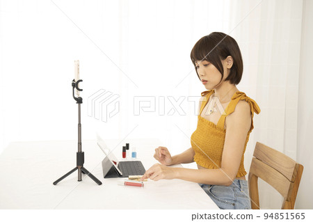 Woman live streaming cosmetics in her room Woman live streaming cosmetics in her room 94851565
