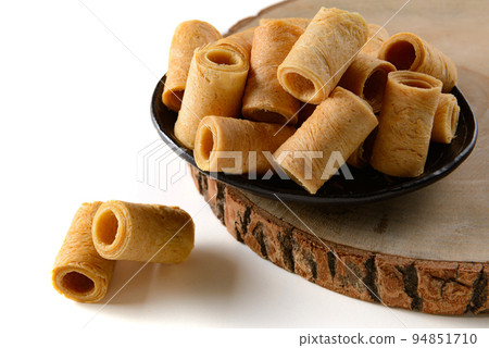 桌上的迷你蛋捲 94851710