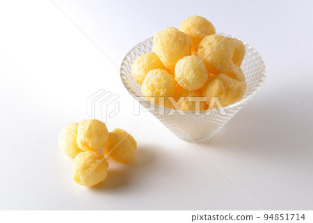 白色桌上的起司泡芙球 94851714