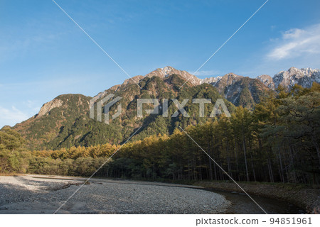 從長野縣安曇野市上高地巴士總站附近的步行道可以看到六百山方向的秋葉、雪山和藍天 從長野縣安曇野市上高地巴士總站附近的步行道可以看到六百山方向的秋葉、雪山和藍天 94851961