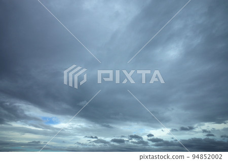 Blue sky in the gap of the cloudy sky 94852002