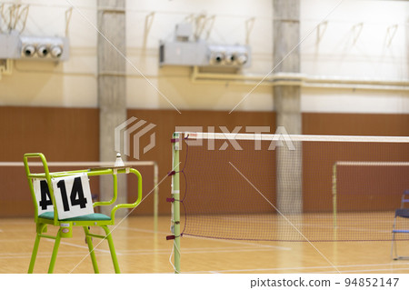 badminton net, referee table and shuttlecock 94852147