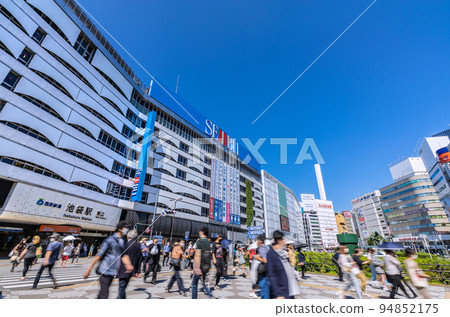 Tokyo cityscape in Japan, the world's most for 10 weeks ... Ikebukuro Station (the scene in front of the station is no longer the same as before the corona disaster) = September 26 Tokyo cityscape in Japan, the world's most for 10 weeks ... Ikebukuro Station (the scene in front of the station is no longer the same as before the corona disaster) = September 26 94852175