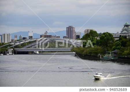Sakuranomiya Bridge and a speeding boat Sakuranomiya Bridge and a speeding boat 94852689