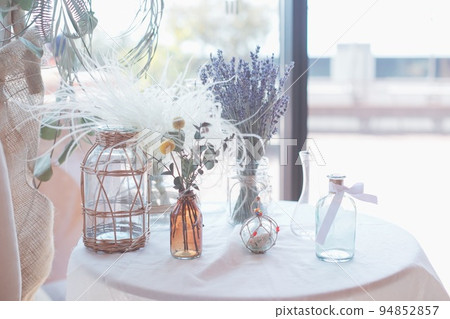 鮮花、花瓶和婚禮配件。 鮮花、花瓶和婚禮配件。 94852857