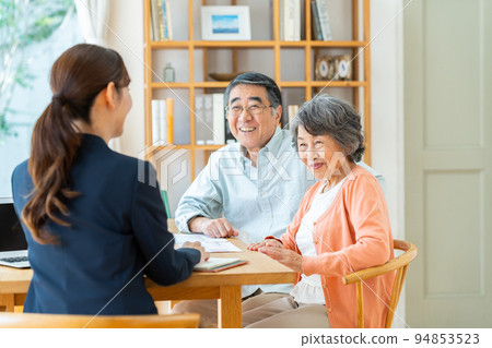 Senior couple to consult planner Senior couple to consult planner 94853523