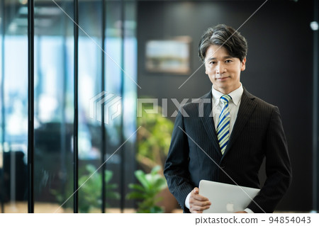 executive in suit 94854043