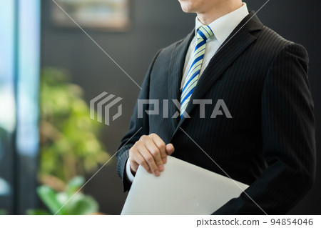 穿著西裝的行政人員不露面 穿著西裝的行政人員不露面 94854046