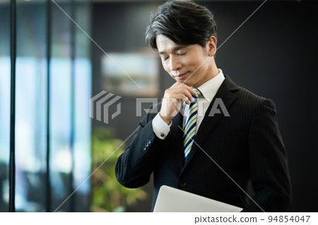 Worried middle-aged male employee 94854047